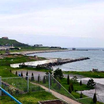 Ексклюзив у КМ «Тартус»! Дім 650 м² на 1-й лінії моря з ібасейном з видом на море. Закрита територія, власний пляж та яхт-клуб