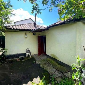Продам 1/2 частину будинку в Центрі біля парку Чекмана, можливо Ваучер і інші програми. VRV ID: 32620