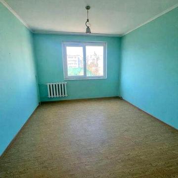 Продам трикімнатну квартиру з коморою Пасічна