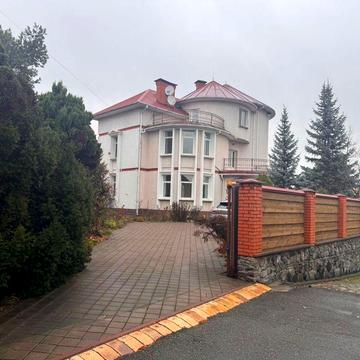 Затишний будинок з садом