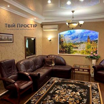 Продаж двоповерхового будинку