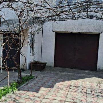 Продам 1/4 дома, 148 кв.м утеплений баня/сауна всі зручності два гаража теплиця виноград своя вода опалення як газове так і на дровах  два котла