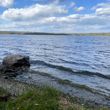 Продается участок 1 га. с домом и  выходом к воде