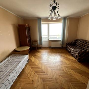 Велика 3к квартира біля суду. Надвірна