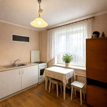 Здається в оренду будинок у центрі — всього 12 000 грн/місяць. Велика територія  є паркомісце для авто. Проживання без власників — повна приватність і