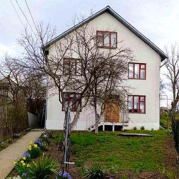 Будинок на вул. Жасмінній на дві сімʼї