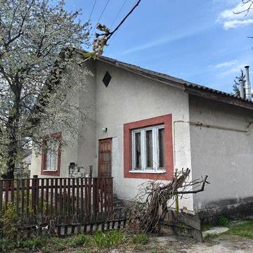Продаж будинку в передмісті.