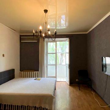Продам сталинку 54метра, средний этаж, с газовой колонкой и балконом во двор. бомбоубежище оборудовано в парадной