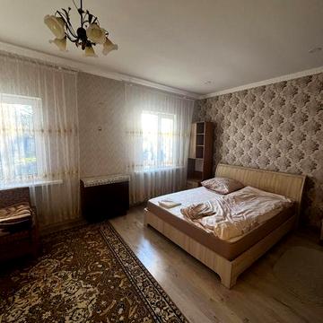Продам будинок в центрі Зарічного