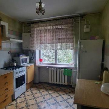 Продається в районі "ЦНАПу "2-х кімнатна квартира чешка  2/5 будинку.