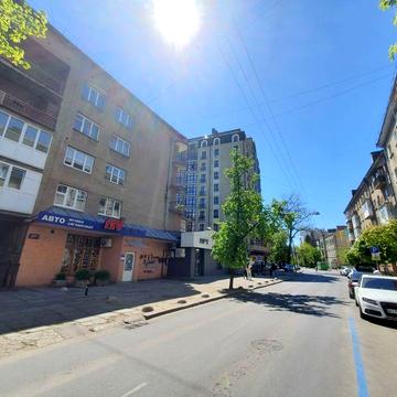 Топова локація. Самий ЦЕНТР міста. Простора 3к !