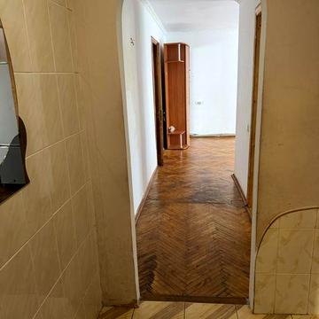 Здам в оренду трикімнатну квартиру на першому поверсі ,шість років тому був зроблений євроремонт,зовні квартира утеплена пінопластом,частково меблі.