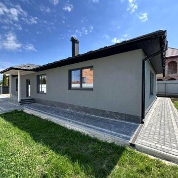 Продам новий будинок з ремонтом у пʼяти хвилинах від центру міста