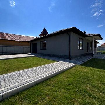 Продам новий будинок з ремонтом у пʼяти хвилинах від центру міста