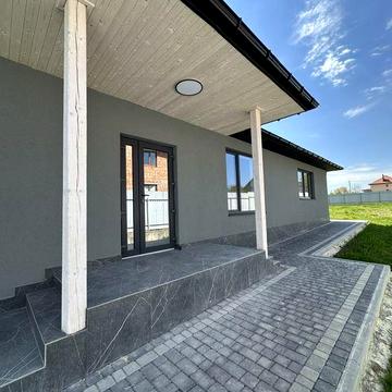 Продам новий будинок з ремонтом у пʼяти хвилинах від центру міста