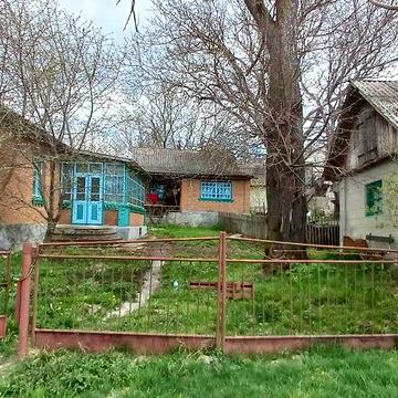 Будинок та земельна ділянка