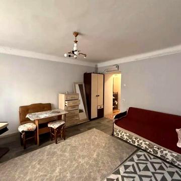 Продаж 1 к.квартири в центрі міста  з 25 червня
Поверх- 1 /3
Стан квартири - житловий 
Інд. опалення, є всі зручності
Варіант як для прожи