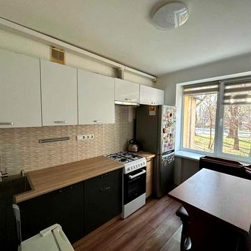 Продам простору 2-ну квартиру в центрі міста.