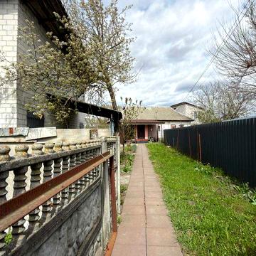 Продаж півбудинку в самому центрі с. Требухів, поруч центральне озеро.