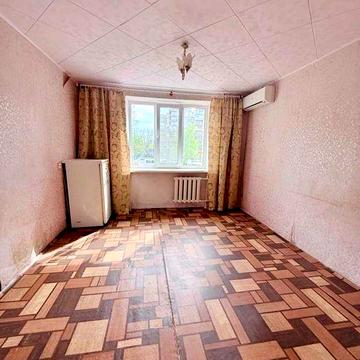 Продається затишна кімната в комунальній квартирі, на другому поверсі !