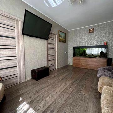 Хороша трикімнатна квартира з кухнею-студією