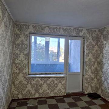 Продаж трьохкімнатної квартири пр. Центральний вул. Шоста Слобідська перший поверх лоджія засклена вікна металопласт санвузол роздільно