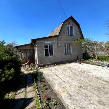 Продаж будинку та ділянку землі