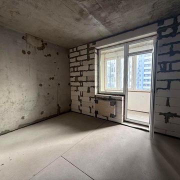 продам студию в ЖК Скай сити на Варненской, квадратная комната с лоджией