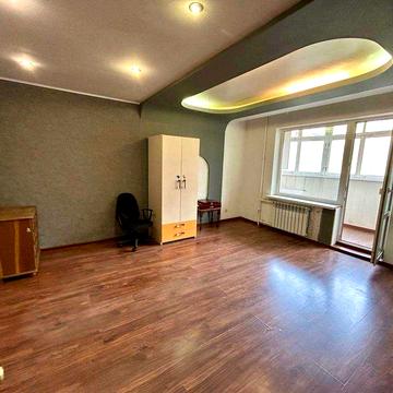 Простора 2 кім. квартира + кухня-вітальня на Кримському бульварі,низький поверх. Можно ваучери, сертифікати, постанови!