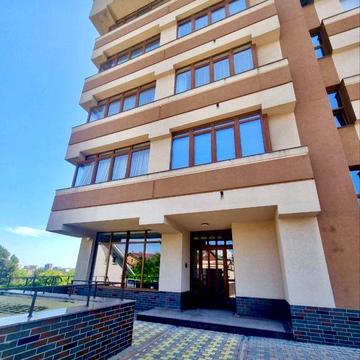 Продаж квартири з парковкою та офісом в повністю автономному будинку