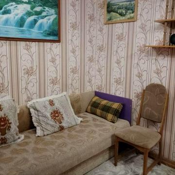 Фурманова поруч зупинка з місцем для авто