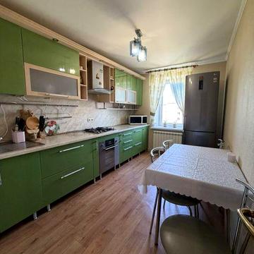 3 кімнатна квартира  з просторими кімнатами , 2 лоджіі і балкон