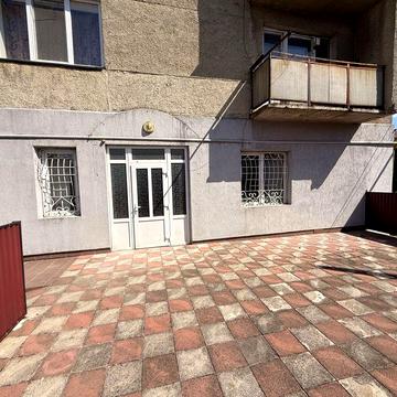 Продаж 4х кімнатної квартири з фасадним входом