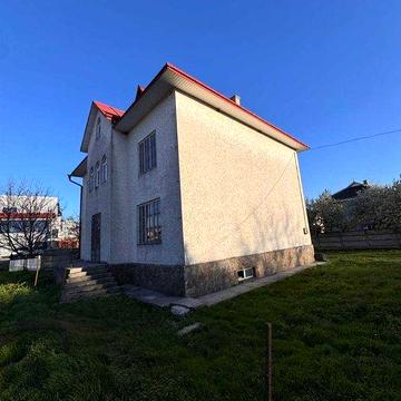 Продається будинок у самому центрі Боян