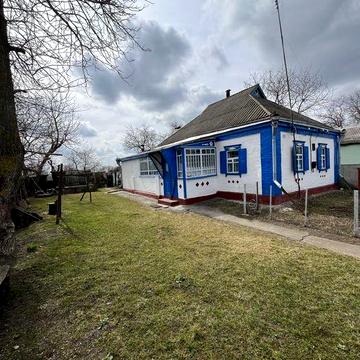 Продам житловий будинок в Драбові , Золотоніського району . Будинок розташований у тихому та зручному місці