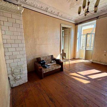 Продам 4 к квартиру в историческом Центре. Высокие потолки 4 м. Все комнаты с окнами. АГВ. Камин. Ключи на руках