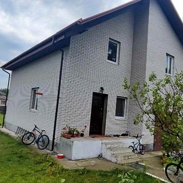 Продається новий двоповерховий цегляний будинок.4 кімнати.Гараж.10 соток приват\землі