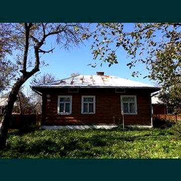Будинок  деревяний. Розташований в