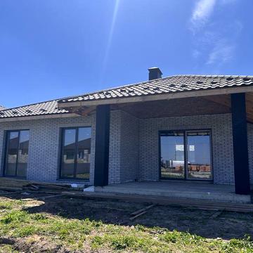 Будинок з внутрішніми роботами біля міста