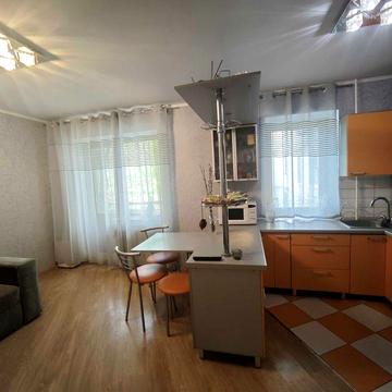 Продається простора 3-кімнатна квартира в цегляному будинку на Черемушках.