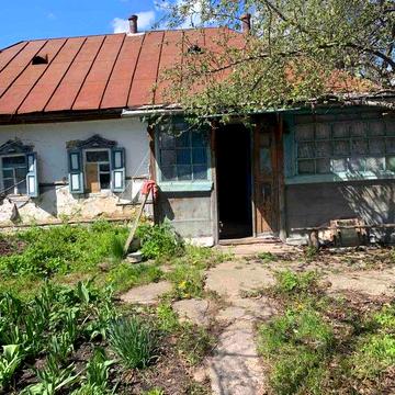 Житловий будинок та земельні ділянки