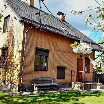 Будинок з власним озером з рибою та альтанкою