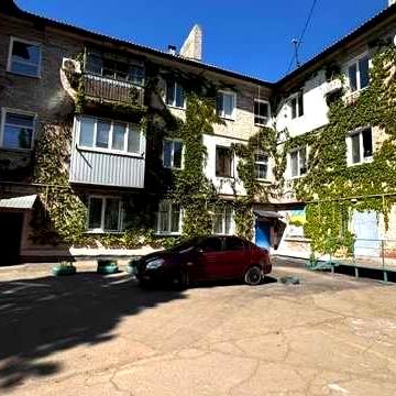 Продам 2 кімнатну сталінку по вул. Січеславська , середній поверх.