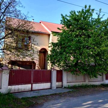 Будинок 240 м² | 7.1 сотки | 2 гаражі