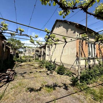 Продається 2 будинки на 8 сотках біля центру