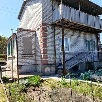 Затишна дача з газом, верандою і садом у Солов’їному гаю