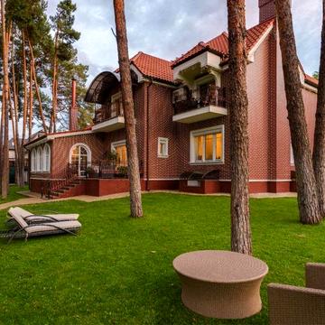 Будинок з басйеном 700кв.м Французьке містечко