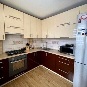 Продам 3 кімнатну квартиру у цегляній обжитій новобудові із меблями та технікою