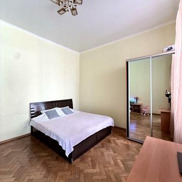 Продам 2 кімнатну в центрі