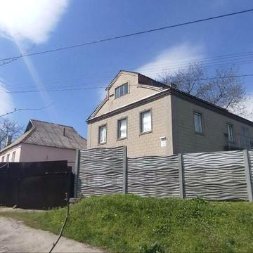 Продається 2-поверховий будинок 198 м² з ділянкою, гараж